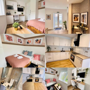R4 - Newly Renovated Private Room with own kitchenette in a shared house - Selly Oak Birmingham